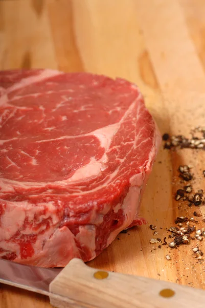 En ribeye steak med knäckt svartpeppar — Stockfoto