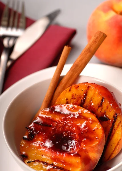 Жареный персик с малиновым соусом и корицей. — стоковое фото