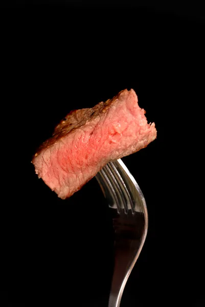 Un pezzo di bistecca grigliata su una forchetta — Foto Stock