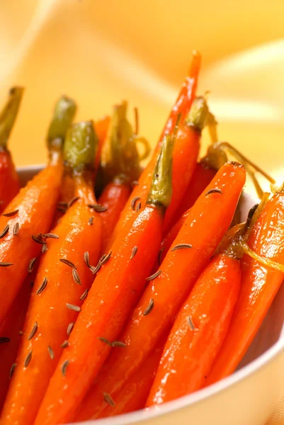 Honig glasierte Baby-Karotten mit Kümmel — Stockfoto