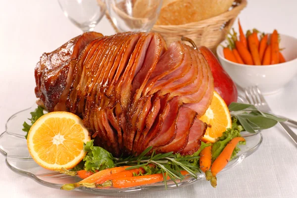Pasen honing geglazuurd ham met wortelen — Stockfoto