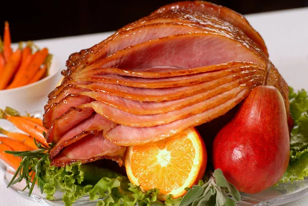 Honey glazed Easter ham with fruit and carrots — Stock Photo, Image