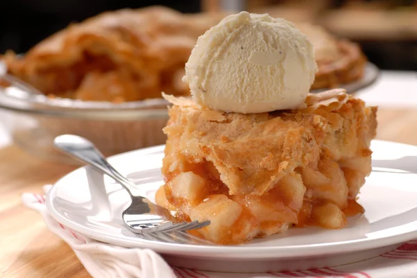 Stuk van appeltaart met een schilferige korst en vanille-ijs — Stockfoto
