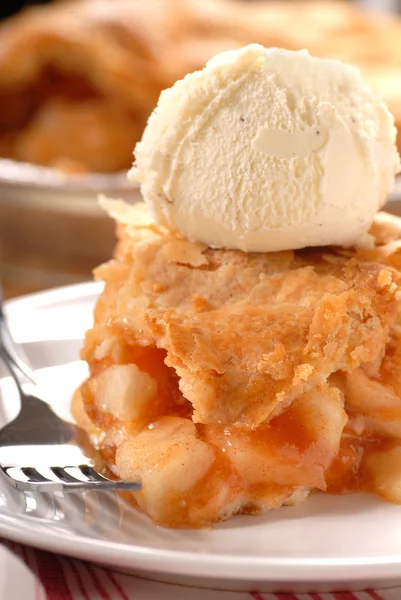 Čerstvý hluboké misky jablečný koláč se zmrzlinou — Stock fotografie