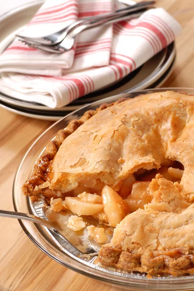 Torta de maçã de prato profundo inteira com uma crosta escamosa — Fotografia de Stock