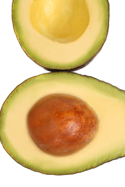 Vers gesneden rijpe avocado op een wit oppervlak — Stockfoto