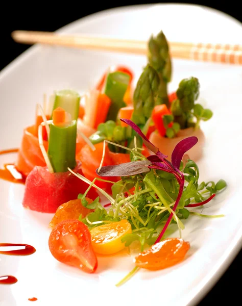 Όμορφο ιαπωνικό sashimi σε ένα άσπρο πιάτο — Φωτογραφία Αρχείου