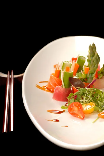 Vers gemaakte Japanse sashimi met chop sticks — Stockfoto
