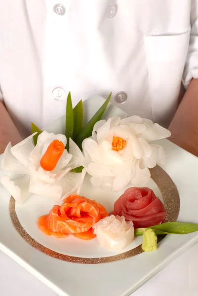 Chef che presenta piatto di sashimi decrativi — Foto Stock
