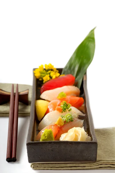 Placa de sushi japonês com paus de costeleta — Fotografia de Stock