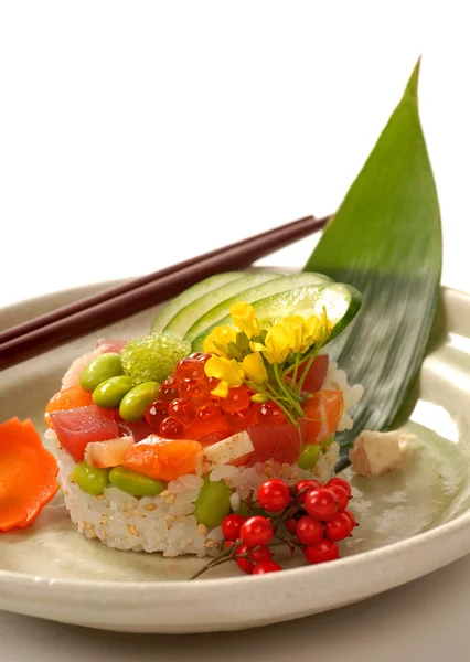 Japonský předkrm s tuňákem, rýže a zeleniny — Stock fotografie