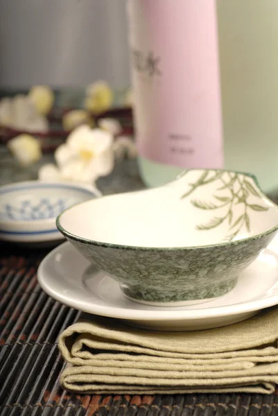 Aziatisch restaurant tabel setup met sake en bloemen — Stockfoto