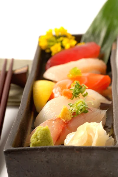 Πιατέλα του φρέσκο ιαπωνικό σούσι με wasabi — Φωτογραφία Αρχείου