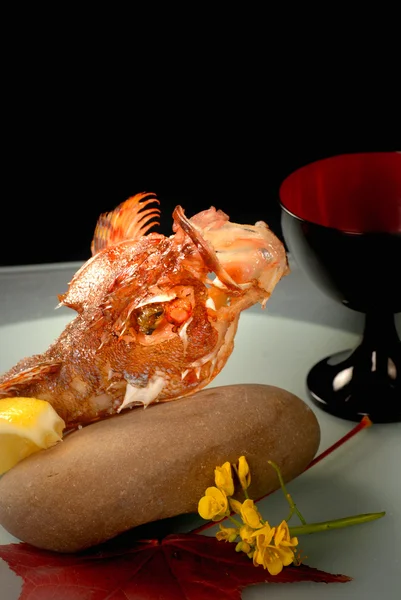 Peixe leão asiático frito servido com limão — Fotografia de Stock