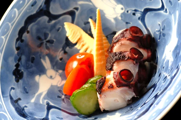 Grilovaná chobotnice předkrm salát s čerstvou zeleninou — Stock fotografie