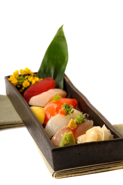 Sushi di mare fresco nigiri con limone e fiori — Foto Stock