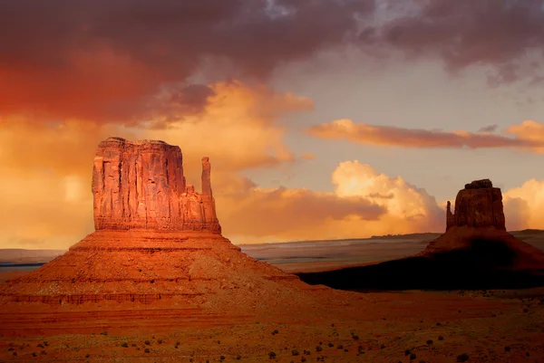 Dramatische weergave van rotsformaties in het navajo park van monument — Stockfoto
