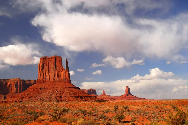 Formations rocheuses spectaculaires dans la vallée du Monument du Parc Navajo — Photo