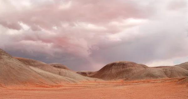 記念碑の谷の近くの劇的な空の下で砂丘 — ストック写真