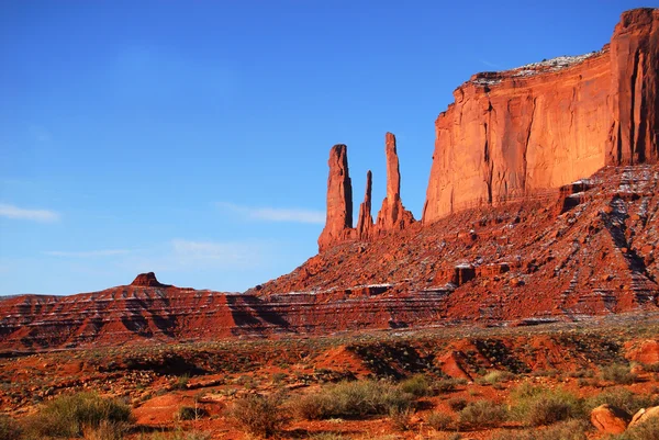 De drie zusters rots vorming in monument valley — Stockfoto