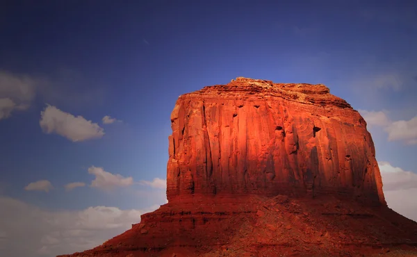 Luce drammatica che colpisce una formazione rocciosa nella Monument Valley — Foto Stock