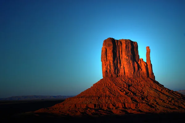 Monument Valley bir kaya oluşumu çarpıcı dramatik ışık — Stok fotoğraf