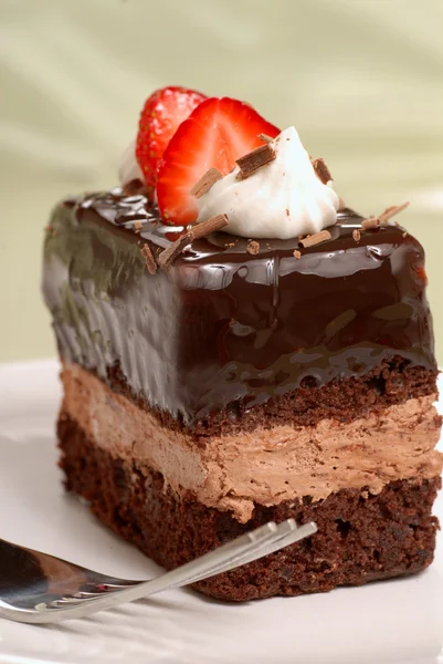 Шоколадний торт з мусом з розрізаною полуницею та збитими вершками — стокове фото