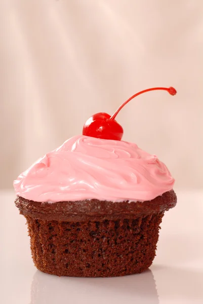 Chocolade cupcake met roze botterroom — Stockfoto
