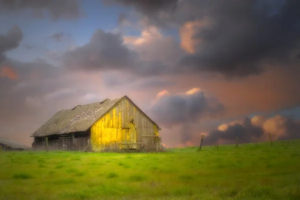 Starej stodole pod ciemnym niebem z nieostrość — Zdjęcie stockowe