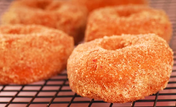 Donuts de fresa enfriándose en un estante de alambre —  Fotos de Stock