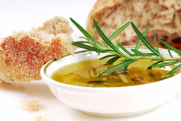 Чаша оливкового масла с розмарином и хлебом — стоковое фото