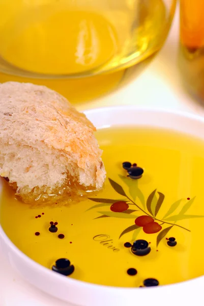 Блюдо оливкового масла с бальзамическим уксусом и хлебом — стоковое фото