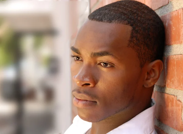 アフリカ系アメリカ人の男性の屋外のポートレート — ストック写真
