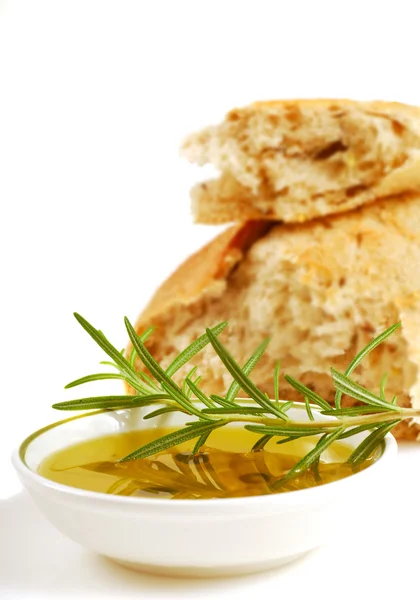 Bol d'huile d'olive avec pain croustillant et romarin — Photo