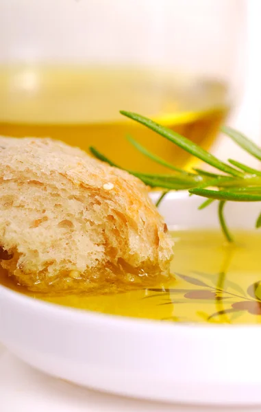 Хлеб и оливковое масло — стоковое фото