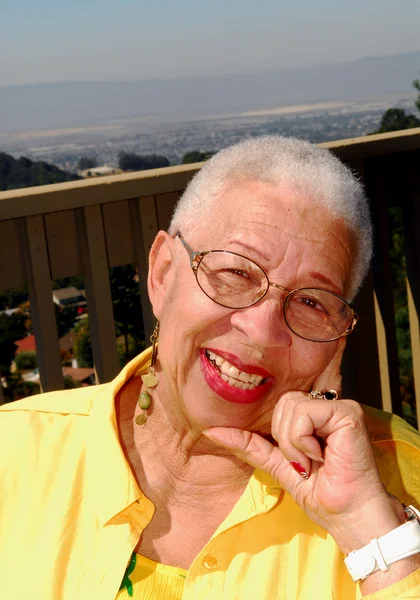 Elderly African American woman sitting outdoors — Stock Photo, Image