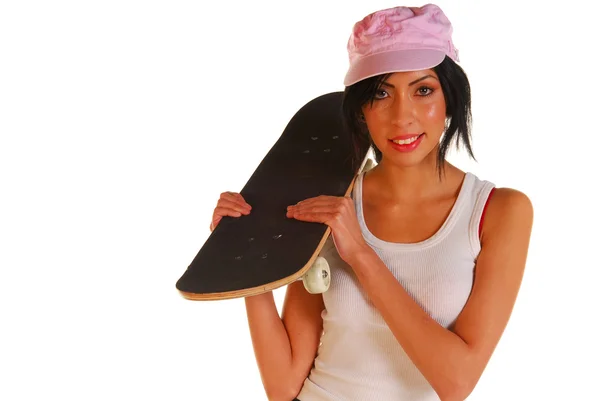युवा लैटिन महिला एक स्केटबोर्ड पकड़े हुए — स्टॉक फ़ोटो, इमेज