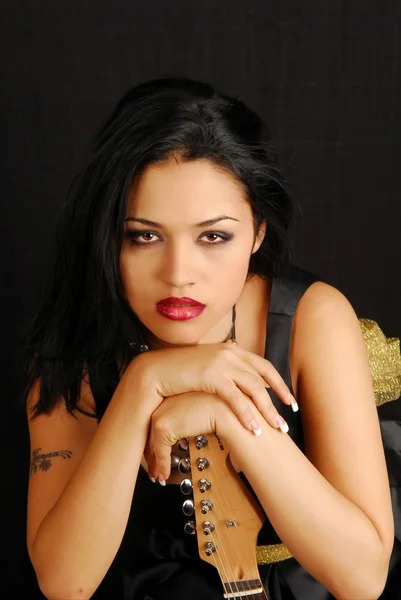Sexy latino kobieta z gitarą — Zdjęcie stockowe