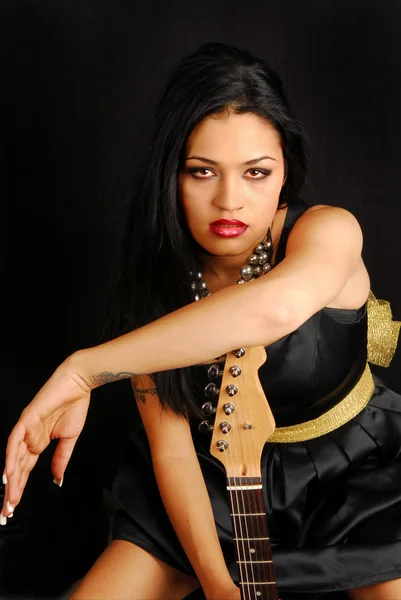 Latino kvinna med gitarr — Stockfoto