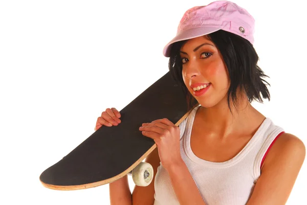Молода жінка тримає скейтборд — стокове фото