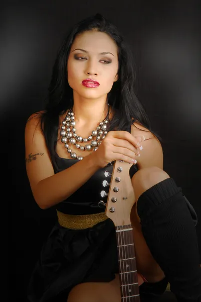 西班牙裔女性摇杆与她的吉他 — 图库照片