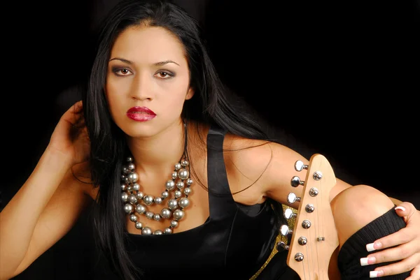 Hispanic vrouwelijke rocker met gitaar — Stockfoto