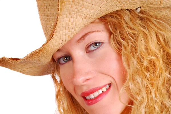 Mladá žena nosí kovbojský klobouk — Stock fotografie