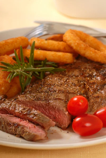 Gegrilltes Steak mit Zwiebelringen — Stockfoto