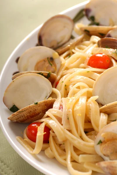 Linguini con salsa de almejas y ralladura de limón — Foto de Stock