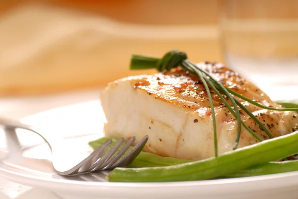 Cod fillet with green beans — Stock Photo, Image