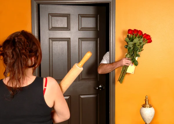 Marido chegando em casa tarde para esposa com raiva — Fotografia de Stock