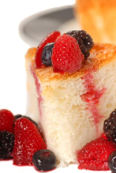 Кусочек ангельского торта со свежими фруктами — стоковое фото