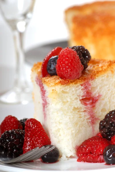Кусочек ангельского торта со свежими фруктами — стоковое фото
