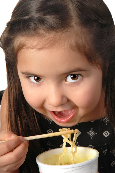 Dziewczynka jedzenie makaron zupy — Zdjęcie stockowe